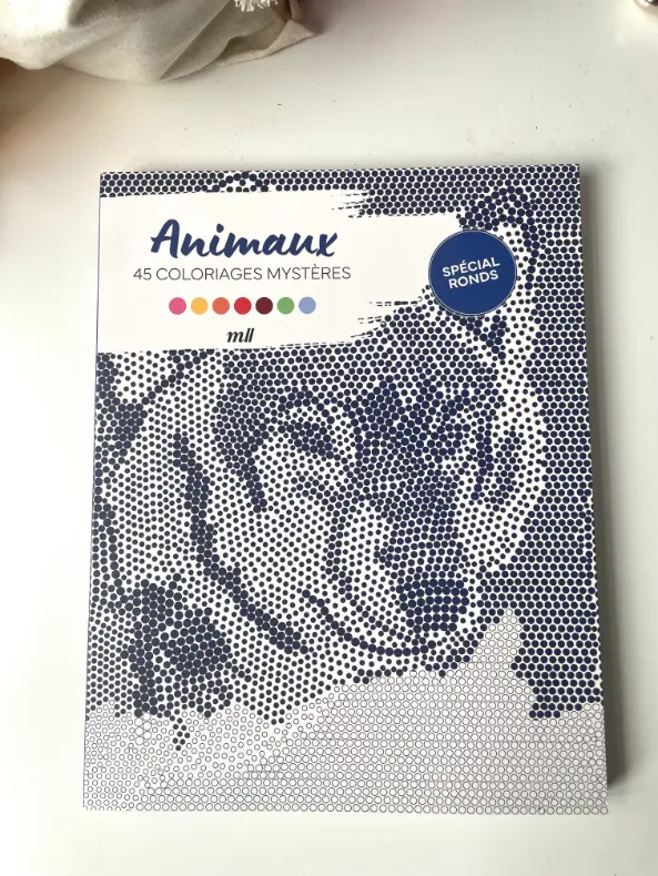 Livre de coloriage dots par l'illustratrice Cynthia Artstudio