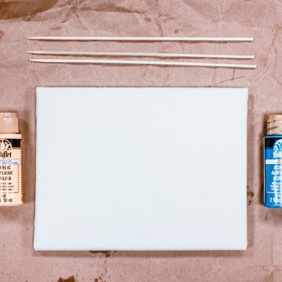 flat-lay-photo-of-blank-paper-near-art-materials-2471201 illustrateur différent de graphiste