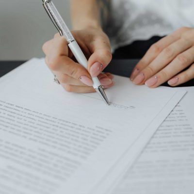 kaboompics_A-businesswoman-signs-a-contract cession des droits d'auteur