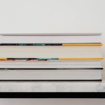 kaboompics_Books-On-Marble-Table-White-Background auteur auto édité illustrer son livre