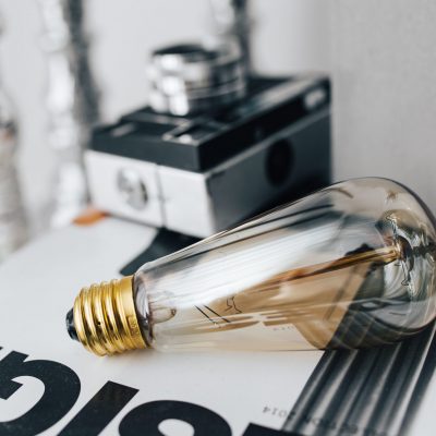 kaboompics_Pencils-magazines-and-an-old-lightbulb inspiré